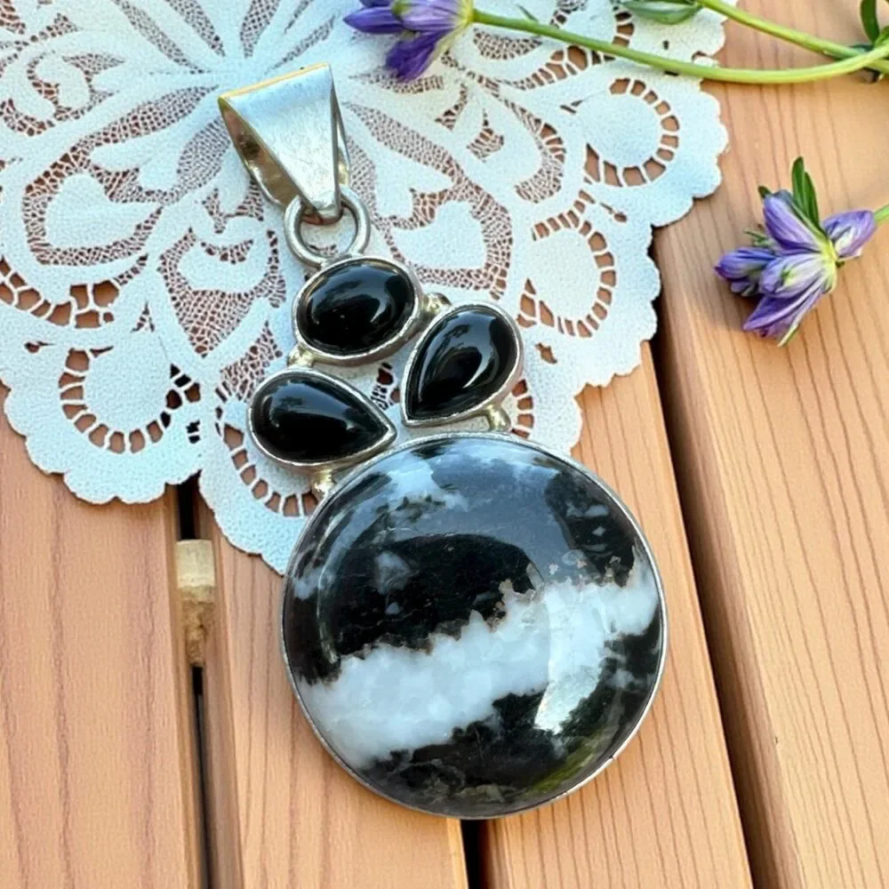 White Buffalo & Black Onyx Solid 925 Sterling Silver Pendant - Picture 4 of 4
